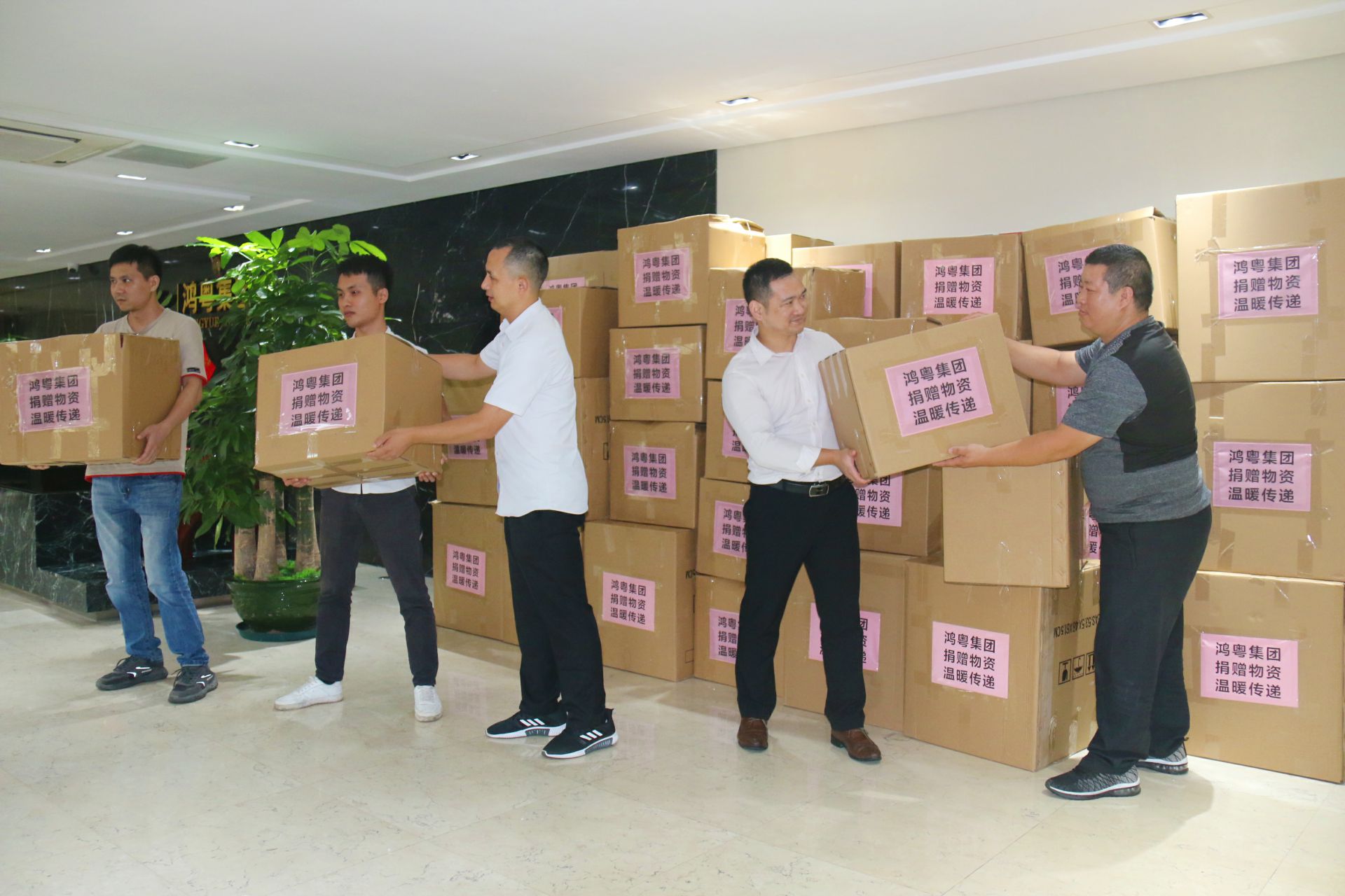 哈尔滨程林移动应用平台有限公司公益回顾丨家国同欢月同圆 温暖满载甘孜州(图2) 哈尔滨程林移动应用平台有限公司公益回顾丨家国同欢月同圆 温暖满载甘孜州(图2)