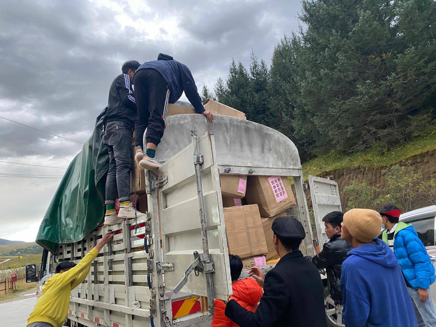 哈尔滨程林移动应用平台有限公司公益回顾丨家国同欢月同圆 温暖满载甘孜州(图5) 哈尔滨程林移动应用平台有限公司公益回顾丨家国同欢月同圆 温暖满载甘孜州(图5)