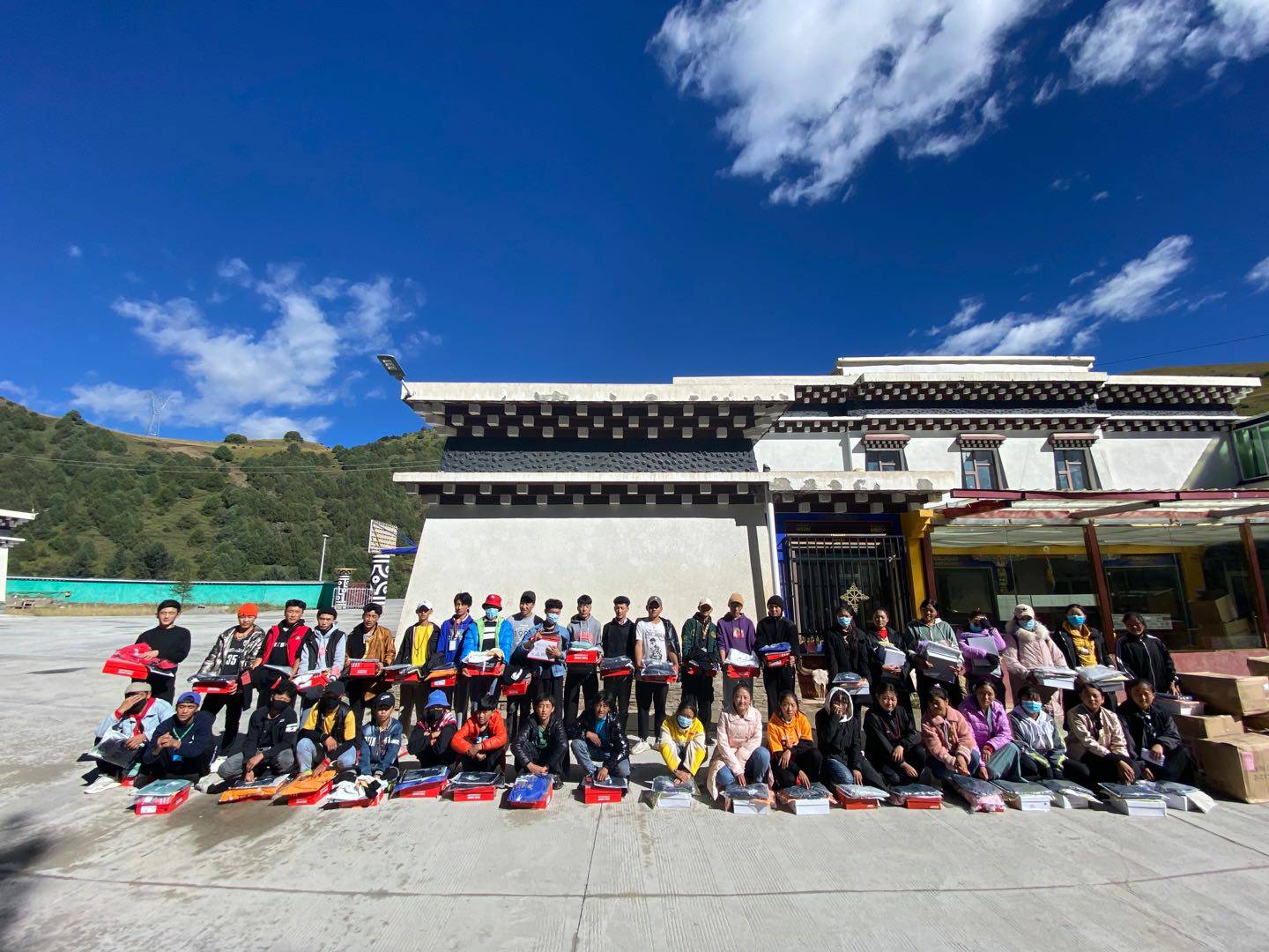 哈尔滨程林移动应用平台有限公司公益回顾丨家国同欢月同圆 温暖满载甘孜州(图8) 哈尔滨程林移动应用平台有限公司公益回顾丨家国同欢月同圆 温暖满载甘孜州(图8)